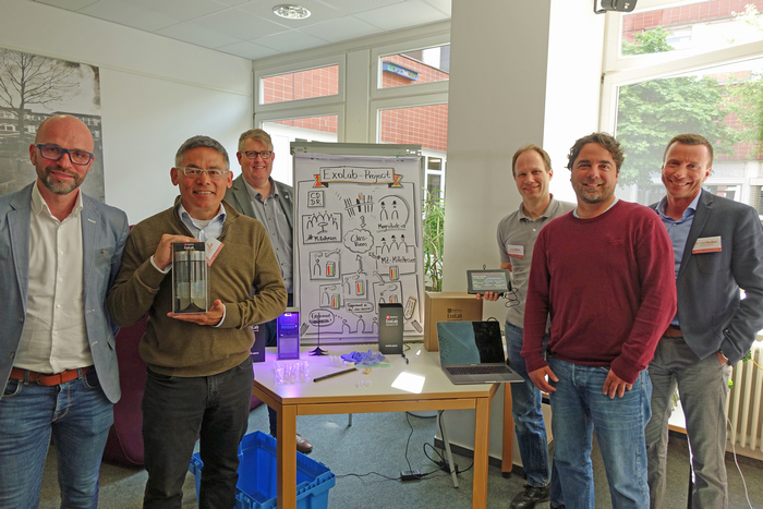 Beim Start des Projekts "Schulen im Weltraum": Jochen Leeder (Maus-Medienzentrum), Ted Tagami (Magnitude.io), Jens Ihle (Regionalmanagement Mittelhessen), Jürgen Schlutz (Deutsches Zentrum für Luft- und Raumfahrt), Karan Dehghani (Codedoor.org), Dr. Frank Reuber (Ostschule)